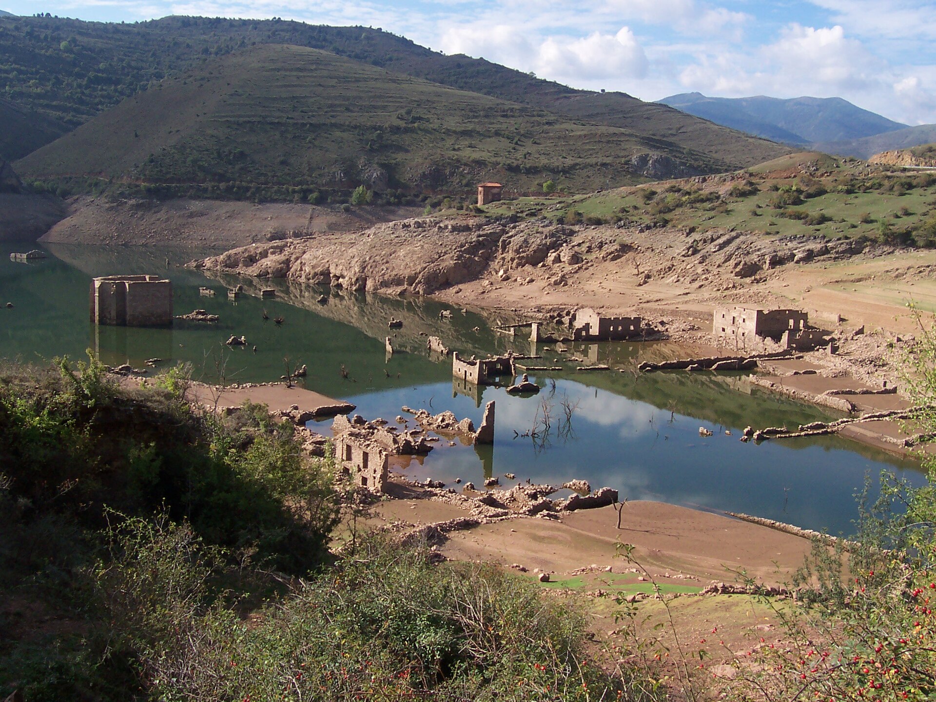 Restos del antiguo pueblo de Mansilla de la Sierra con el embalse bajo